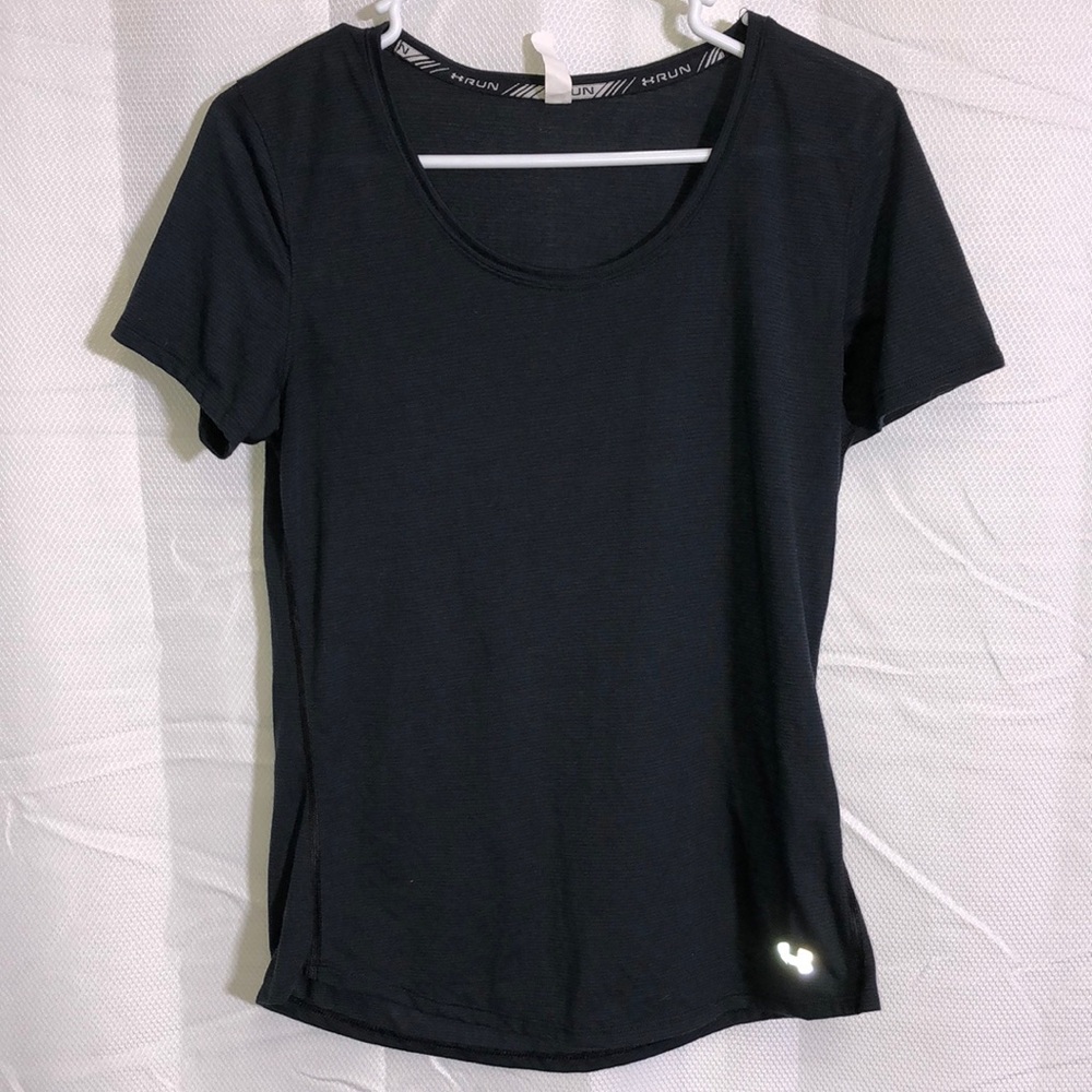 Under Armour Black heat gear running tshirt. Size M